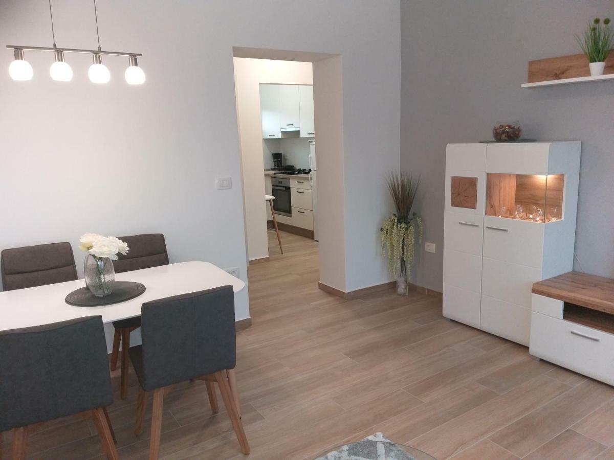 Apartman Luka Pula Exteriör bild